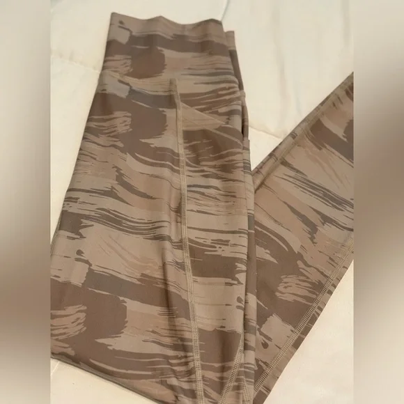 Alphalete Surface Pocket Leggings - Picture 11 of 12